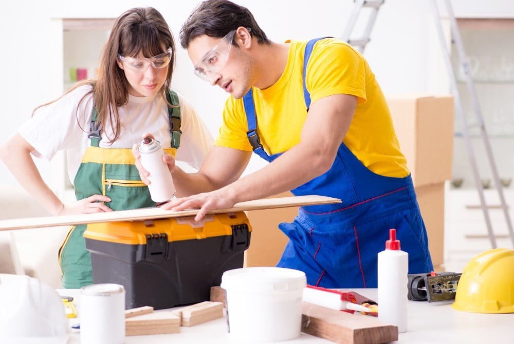 Mand og kvinde arbejder på projekt i hjemmet